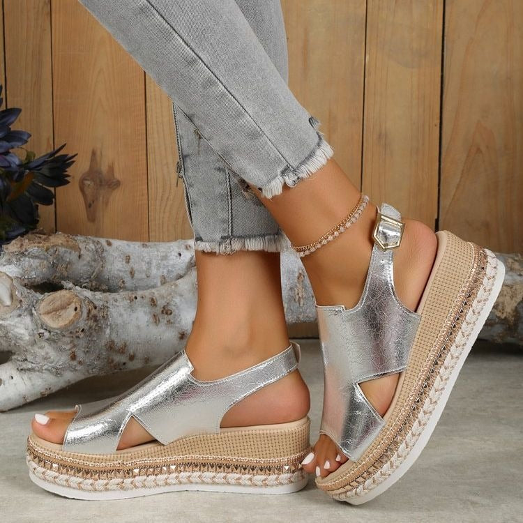 Dalia – Sandalias con cuña trenzada y encanto artesanal
